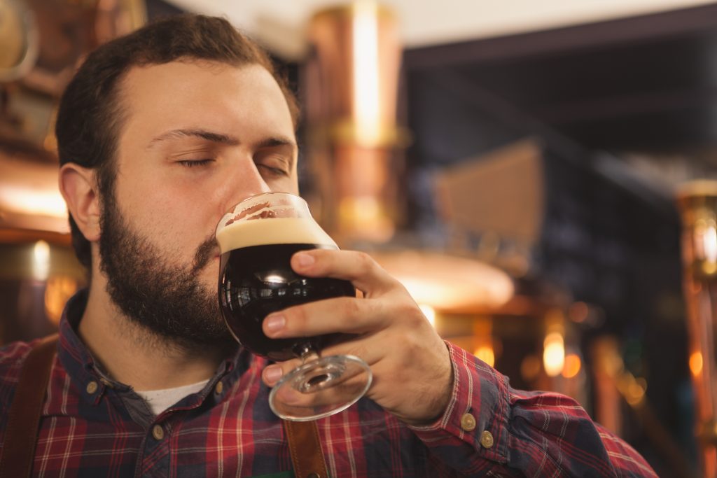 Degustazione di birra artigianale a Split – annusare una birra scura