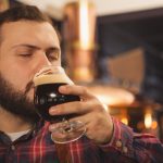 Degustazione di birra artigianale a Split – annusare una birra scura