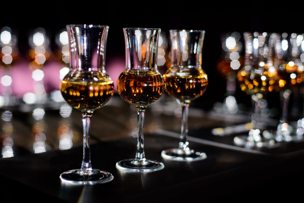 Gläser mit kroatischem Rakija an der Bar