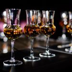 Gläser mit kroatischem Rakija an der Bar