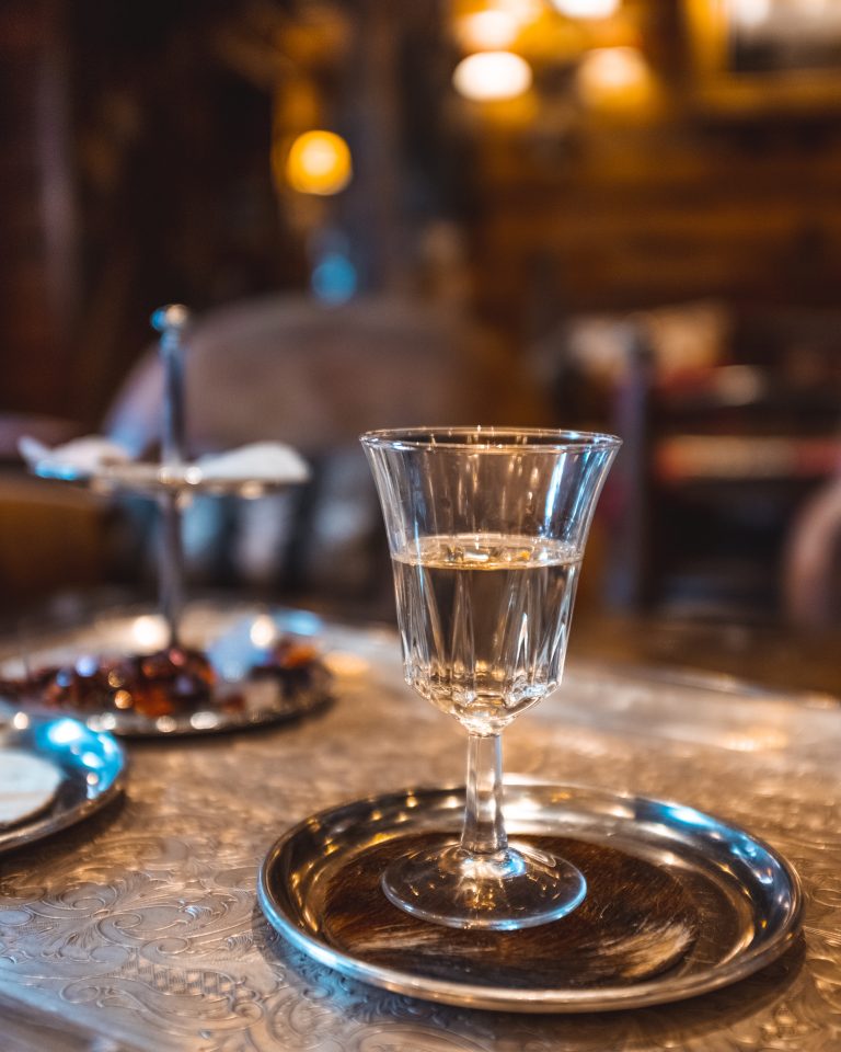 Un bicchiere di rakija alla degustazione di rakija a Split