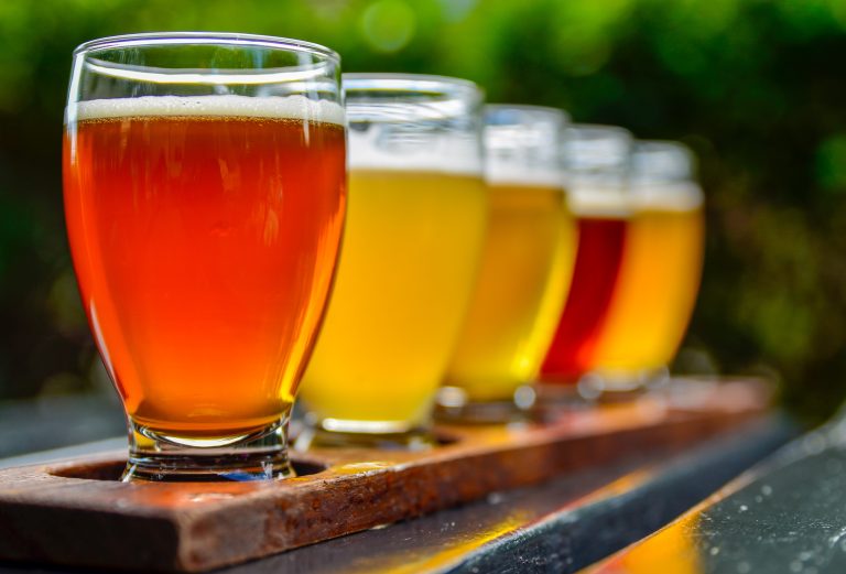 Kroatische Craft-Biere aufgereiht für eine Bierverkostung in Split