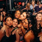 Gruppe feiert in einem Nachtclub in Split