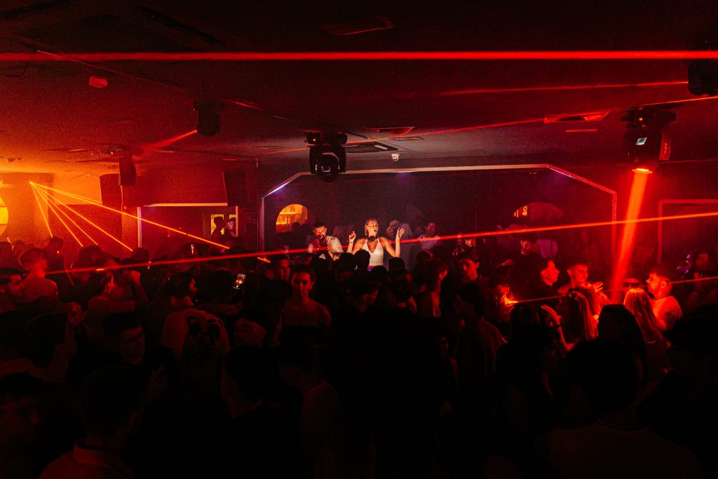 Discoteca a Split con luci rosse e DJ