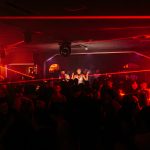 Discoteca a Split con luci rosse e DJ