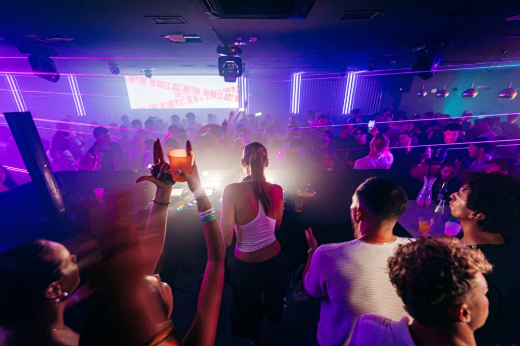 Pista da ballo illuminata in una discoteca di Split