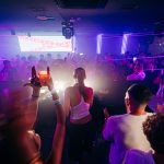 Pista da ballo illuminata in una discoteca di Split