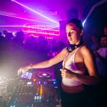 DJ unter violettem Licht in einem Nachtclub in Split