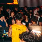 Folla davanti alla consolle del DJ in una discoteca di Split