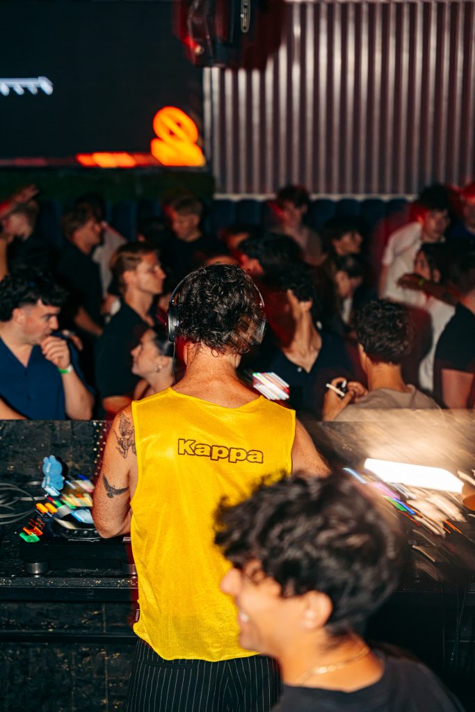 Folla davanti alla consolle del DJ in una discoteca di Split