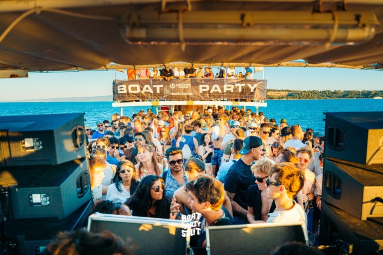 All-Out-Party-Paket Split – JGA-Gruppe auf der Bootsparty in Split