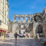 Passeggiata in città con gli amici