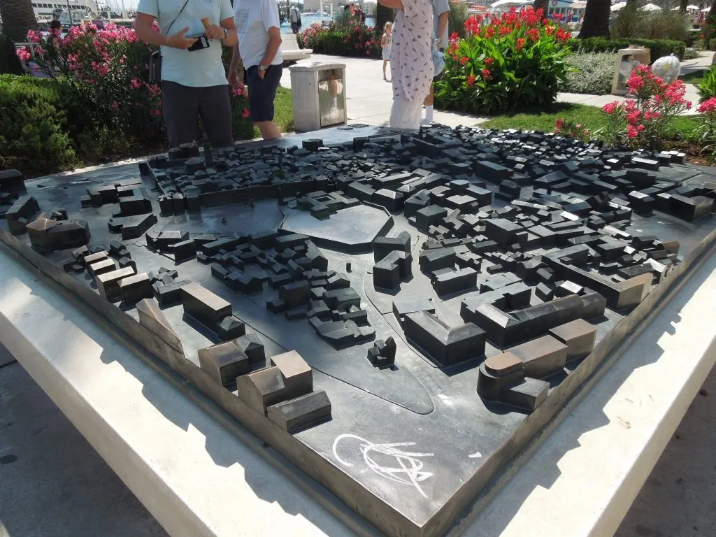 Paesaggio urbano sulla costa soleggiata