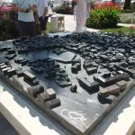 Paesaggio urbano sulla costa soleggiata