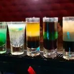 Bicchieri colorati con bevande