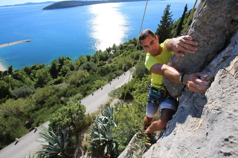 Find your holds while climbing
