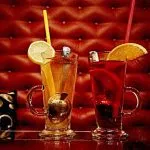 Bicchiere di bevanda al limone sul tavolo