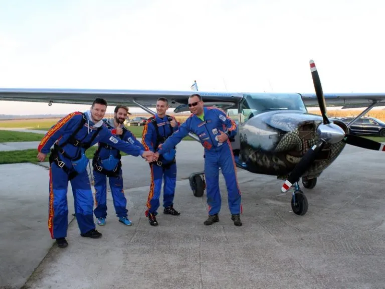 Gruppe von Junggesellen mit dem Flugzeug