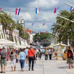 Gruppo a piedi con bandiere divise da un cervo