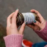 Tenendo in mano una lattina di birra di cervo spaccata