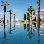 Palme e divertimento in piscina