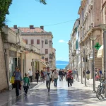 Gente in strada in spaccata