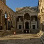 Persone che camminano accanto a pilastri in spaccato