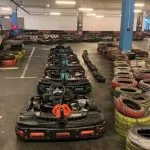 Auto da corsa in una stanza