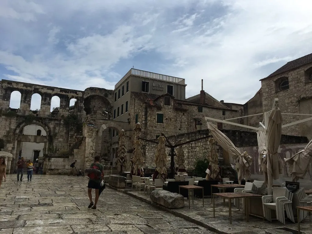 Edificio in pietra con posti a sedere all'aperto