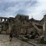 Edificio in pietra con posti a sedere all'aperto