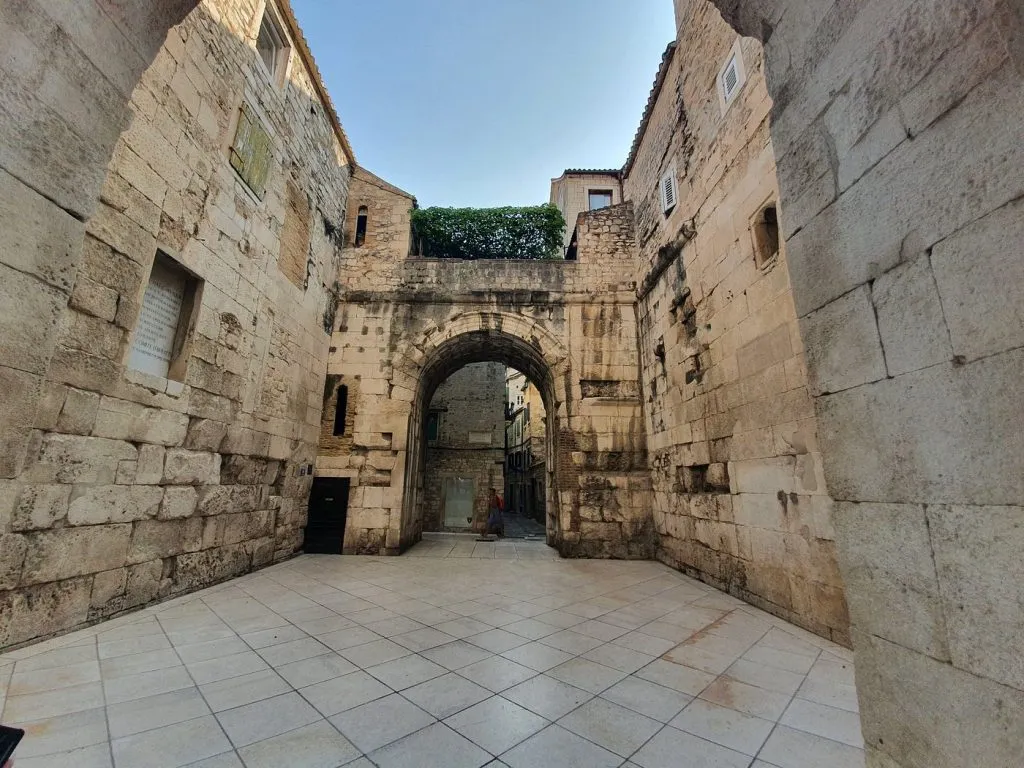 Passerella in pietra tra gli edifici splitstagdo