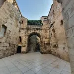 Passerella in pietra tra gli edifici splitstagdo