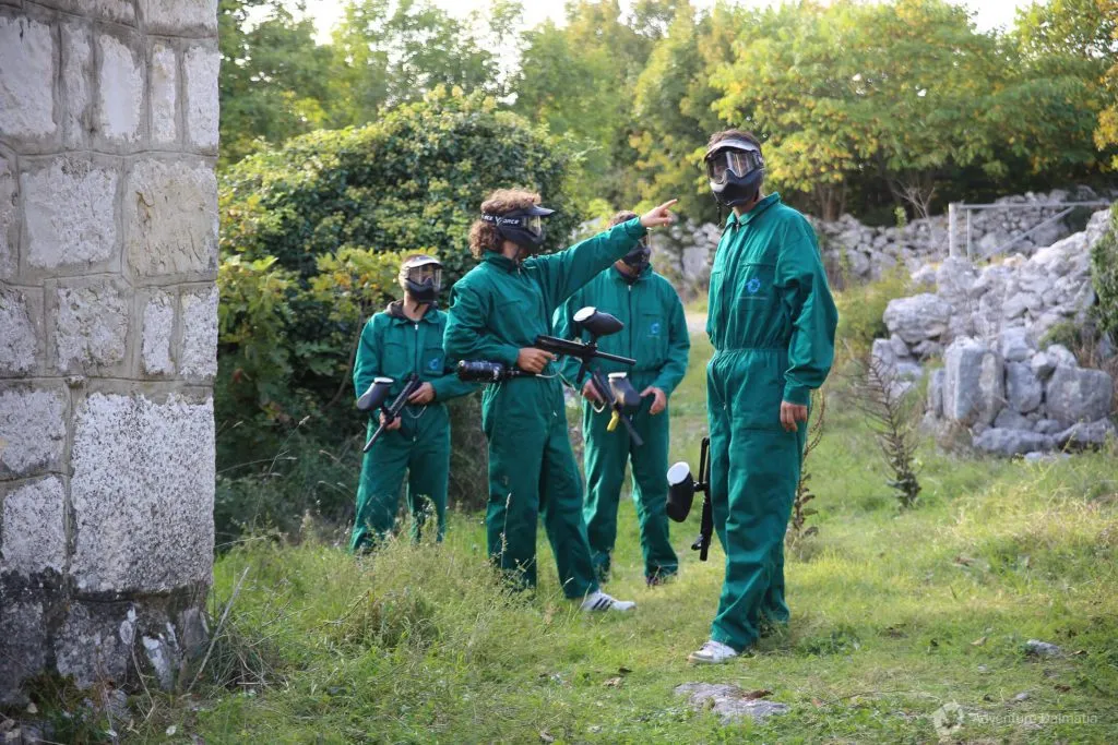 Teamwork split paintball