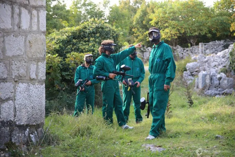 Teamwork split paintball