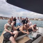 Gruppo di addio al celibato a bordo della gita in barca a Split