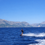 Wakeboard dietro la barca sull'Adriatico vicino a Split