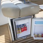 Kühlschrank mit kalten Getränken an Bord beim Bootsausflug in Split