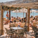 Stopp an einer Strandbar beim Bootsausflug ab Split