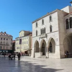 Passeggiata nella piazza divisa