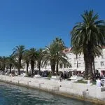 Edifici fronte mare in una zona soleggiata